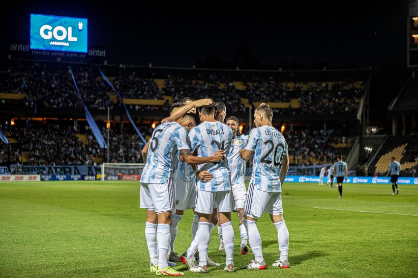 Jugadores argentinos celebrando el gol de Di María