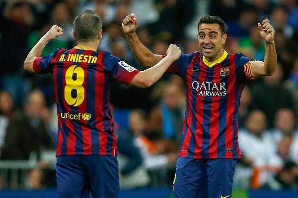 Iniesta celebra junto a Xavi con el Barcelona