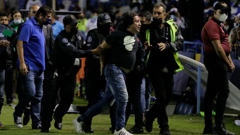 Seguridad del Estadio Miguel Alemán detiene a aficionado