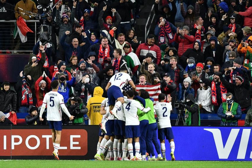 Jugadores de Estados Unidos festejando un gol sobre México