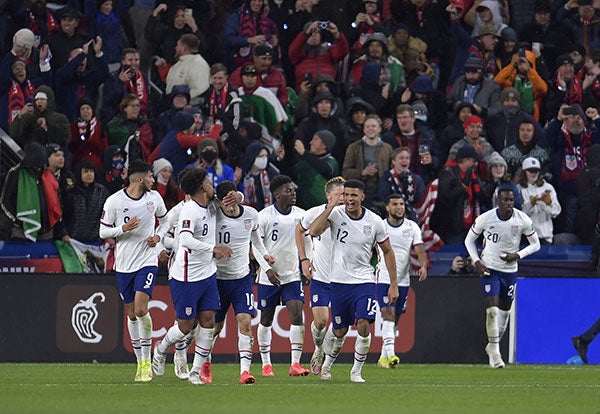 Jugadores de Estados Unidos festejan el primer gol