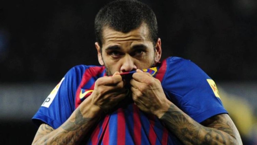 Dani Alves besando el escudo del Barcelona