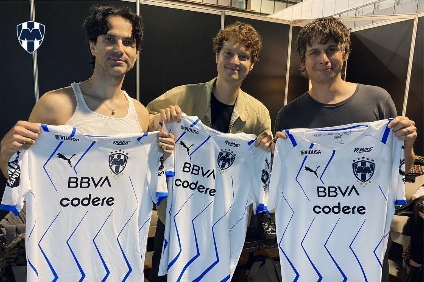 Rayados también regaló playeras a Foster The People