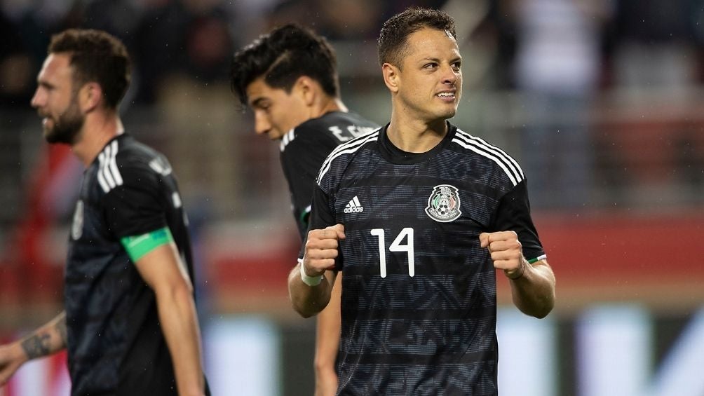 La afición pide el regreso de Chicharito