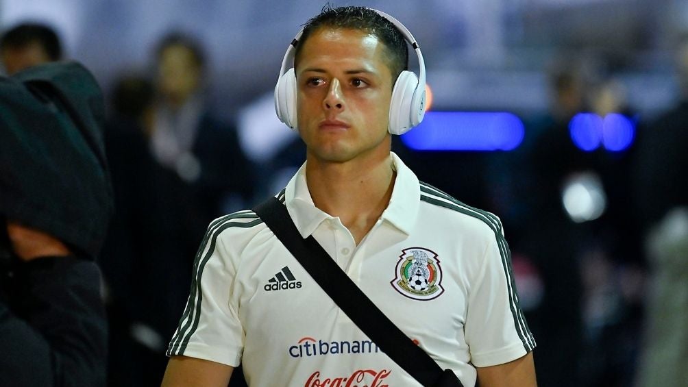 Chicharito en una concentración con el Tricolor