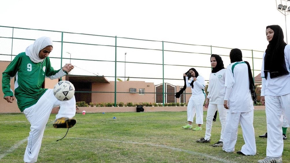 Jugadoras de Arabia Saudita entrenando