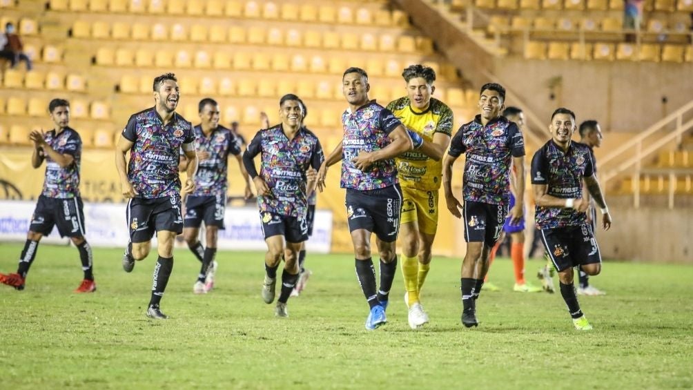 Jugadores de Alebrijes en festejo de gol