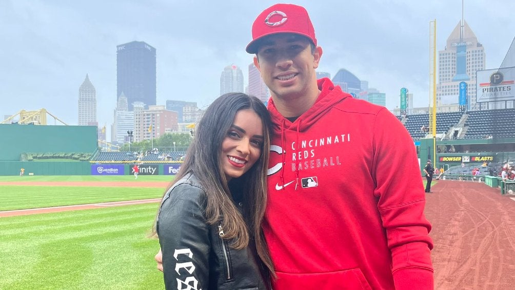 Luis Cessa junto con Nancy Arreola en partido de MLB