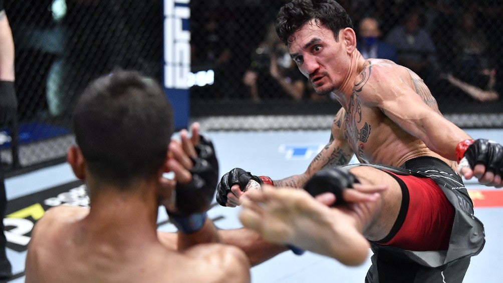 Yair 'Pantera' Rodríguez peleando ante Max Holloway