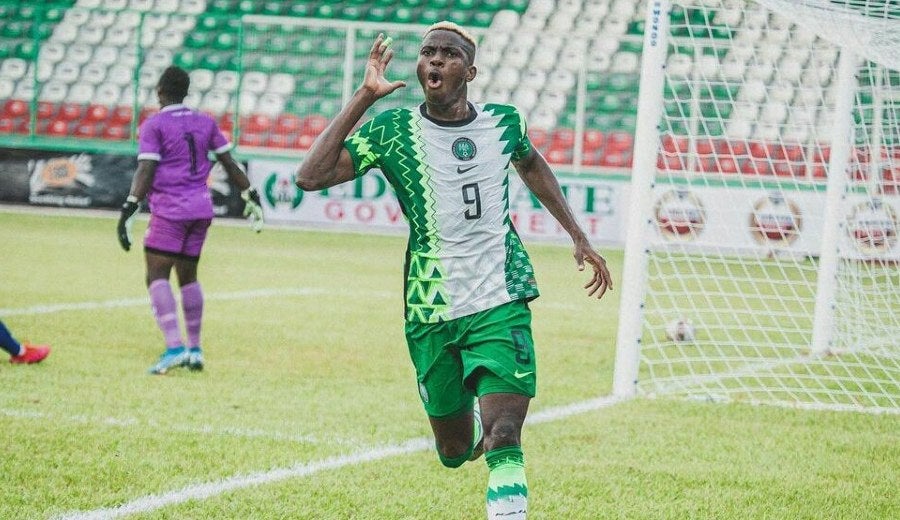 Nigeria celebra gol ante Liberia