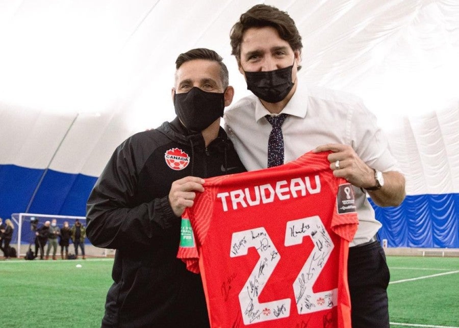 Trudeau con su playera firmada