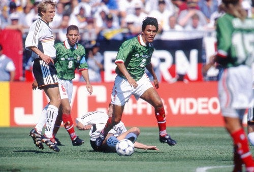 Claudio Suárez en acción con Selección Nacional