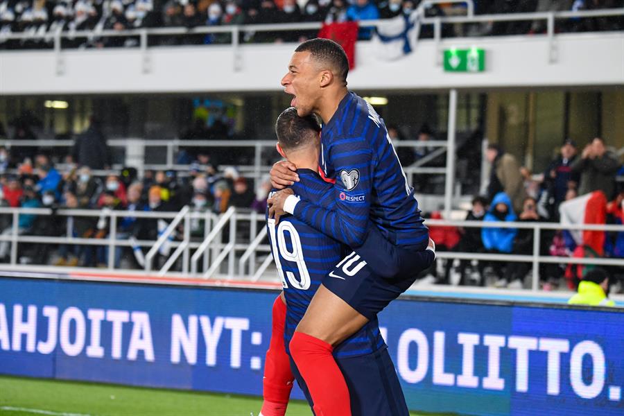 Mbappé y Benzema festejando un gol