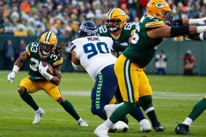 Aaron Jones en acción con Packers ante Seahawks