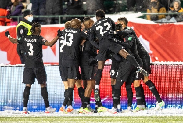 Jugadores de Canadá celebran ante México 