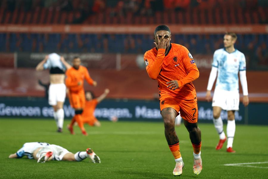 Steven Bergwijn celebrando su gol vs Noruega