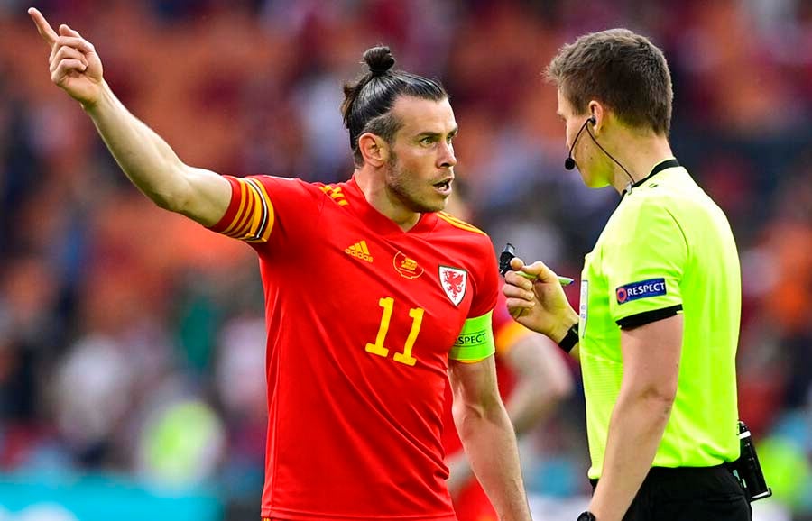 Bale reclama al árbitro