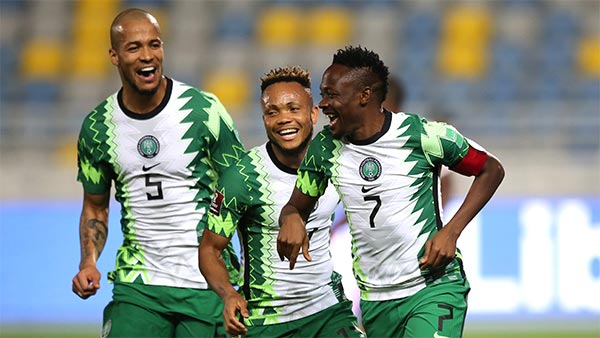 Jugadores de Nigeria festejan una anotación 