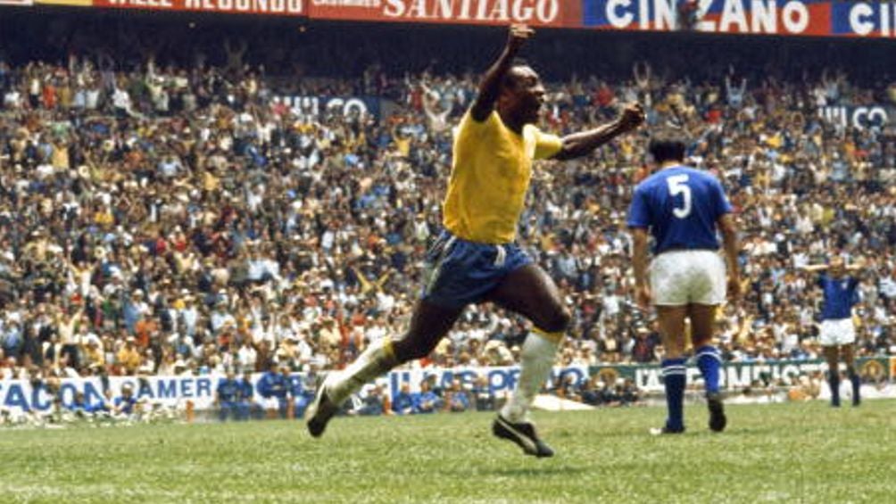 Pelé festejando gol con la Selección de Brasil