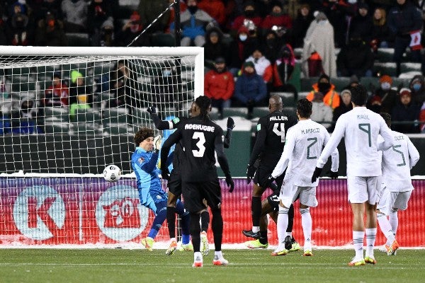 Guillermo Ochoa en acción frente a Canadá