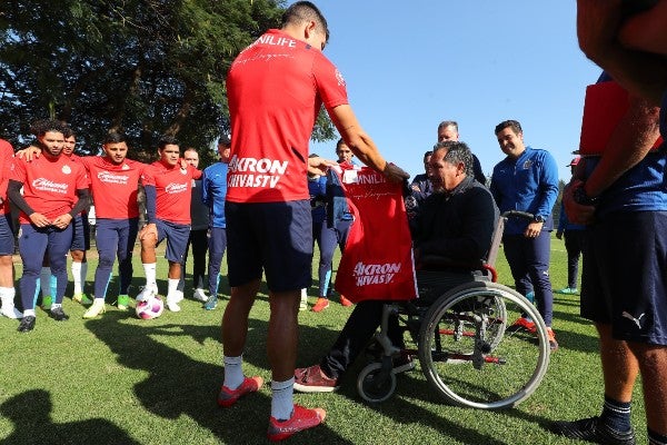 Benjamín Galindo recibe playera del Rebaño