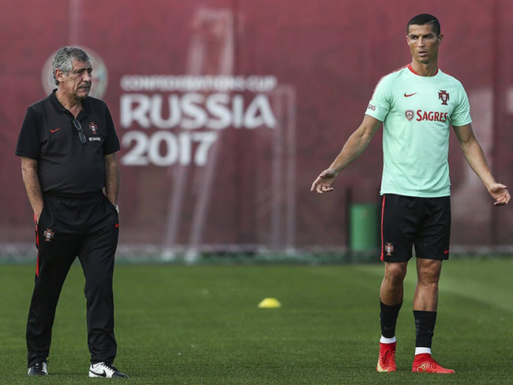 Fernando Santos y CR7 durante un entrenamiento de Portugal 