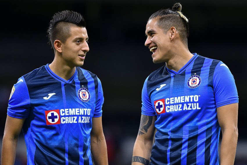 Alexis Peña y Roberto Alvarado en un partido de Cruz Azul