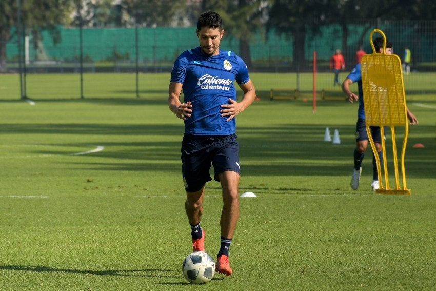 Jesús Molina en un entrenamiento de las Chivas