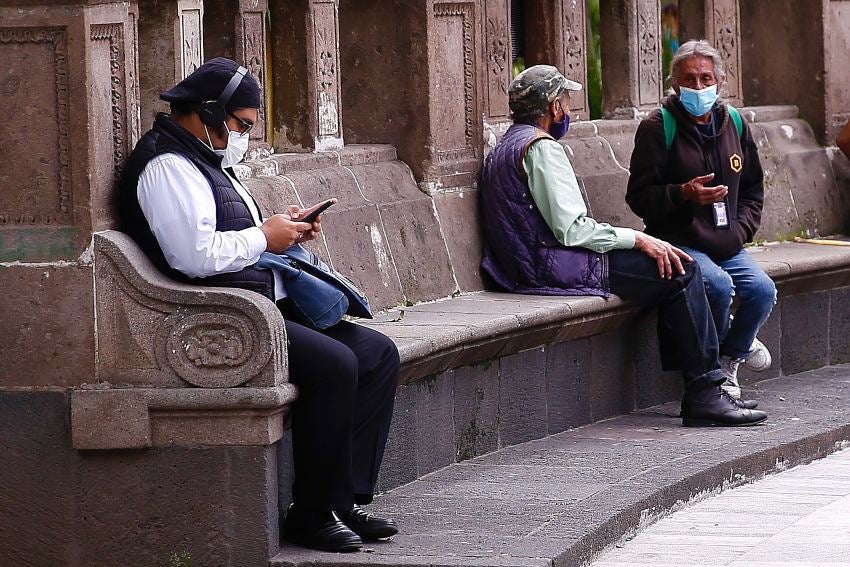 Personas transitando en la CDMX