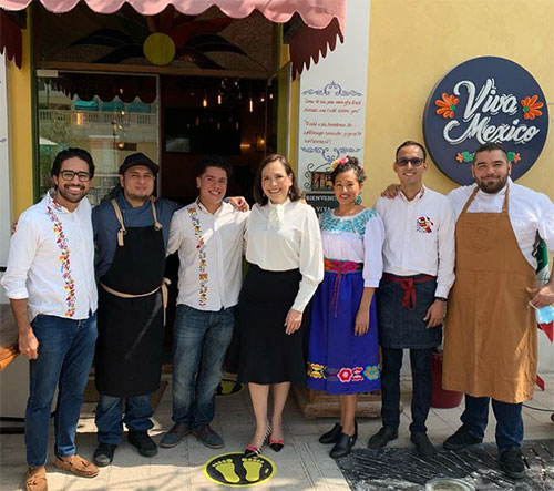 El equipo del restaurante con la embajadora de México
