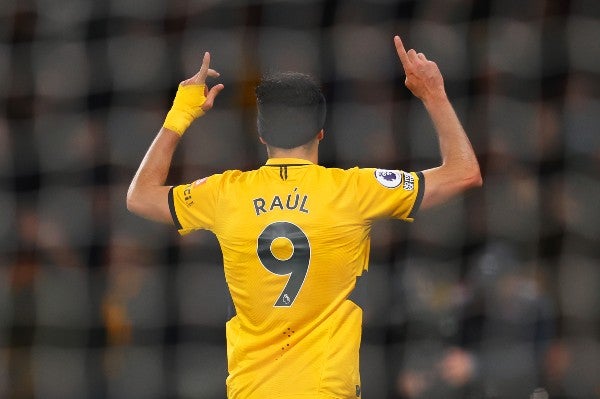 Raúl Jiménez celebra durante partido