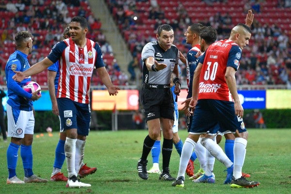 Jugadores de Chivas reaccionan durante juego contra Cruz Azul