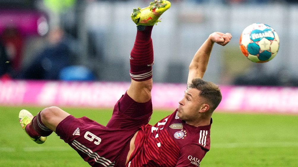 Joshua Kimmich jugando con el Bayern Munich en la Bundesliga