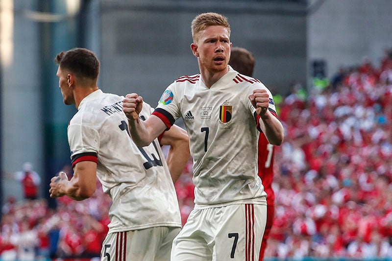 Kevin De Bruyne durante un duelo con Bélgica 