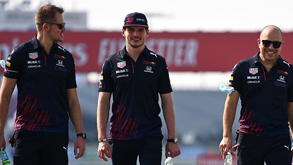 Max Verstappen reconociendo el circuito de Losail en Qatar