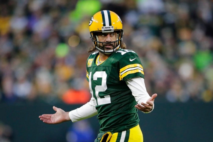 Aaron Rodgers en un duelo de los Packers