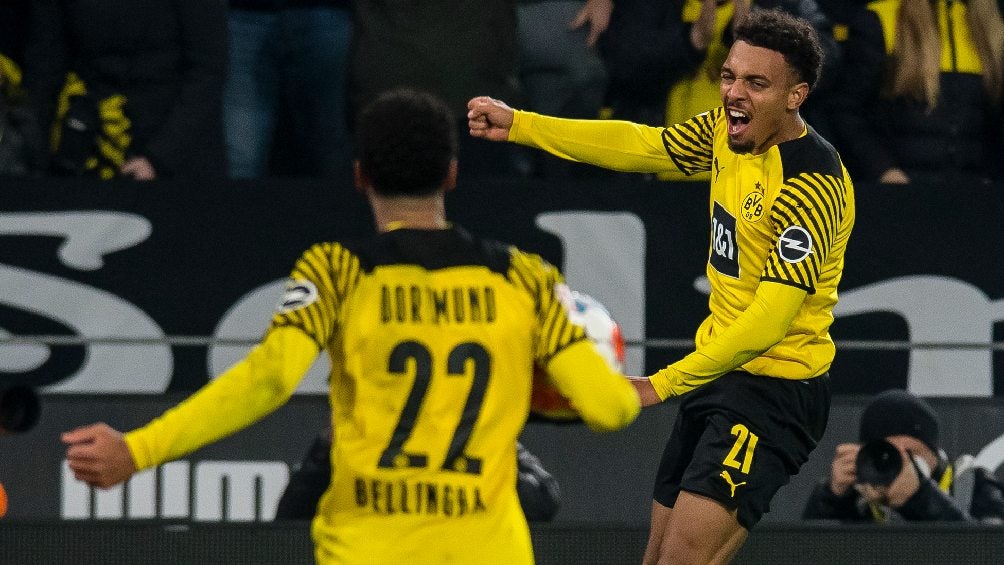 Donyell Malen festejando gol con el Borussia Dortmund en Bundesliga