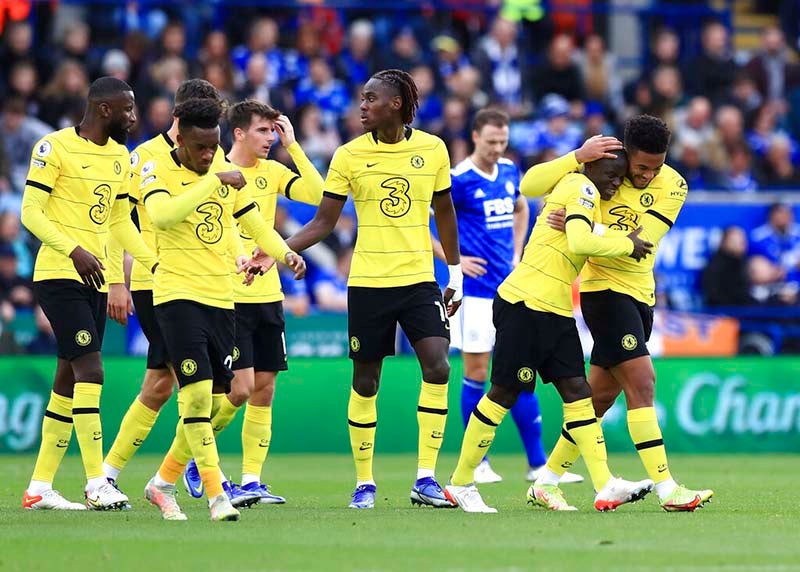 Jugadores del Chelsea festejan una anotación contra el Leicester 