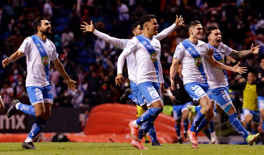 Jugadores del Puebla celebran pase a Cuartos de Final