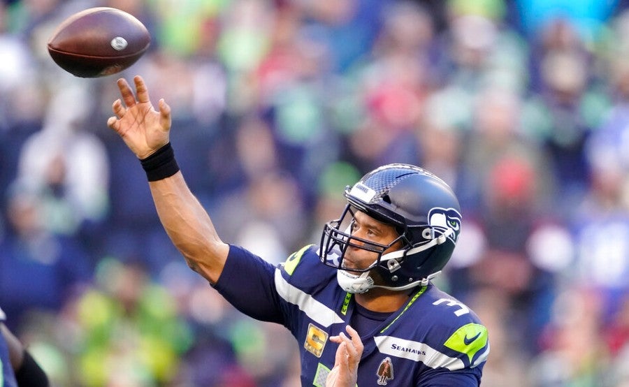 Russel Wilson lanzando con Seahawks