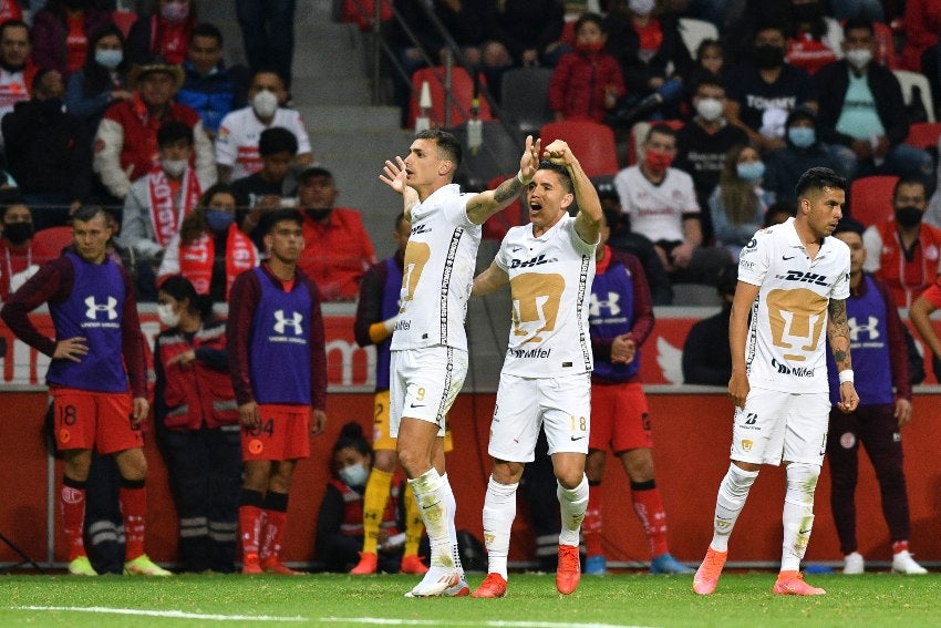 Dinenno festejando su gol ante Toluca