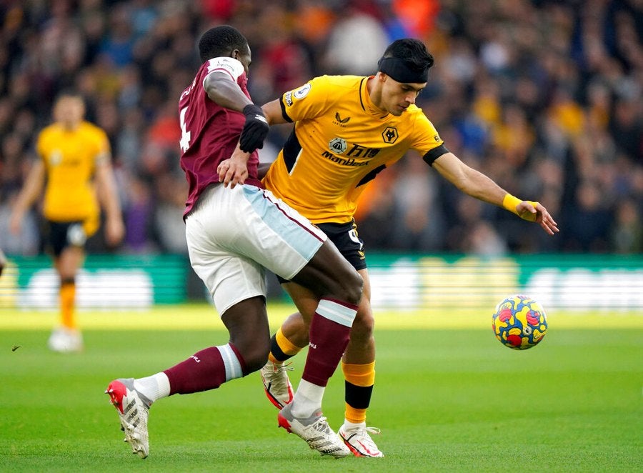 Raúl Jiménez durante un partido con Wolves