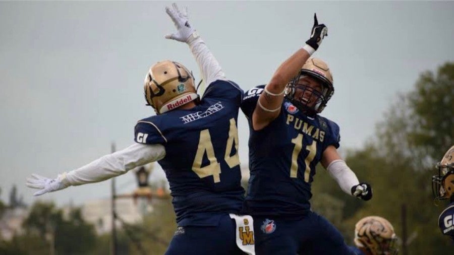 Jugadores de Pumas Acatlán festejan durante un partido