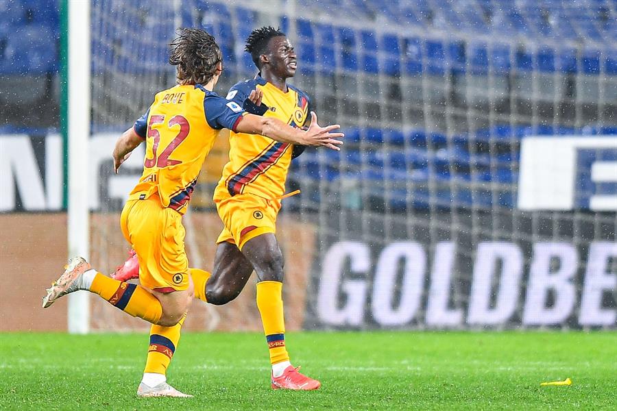 Félix Afena-Gyan celebrando un gol con la Roma