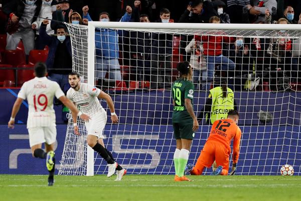 Rafa Mir en festejo con Sevilla