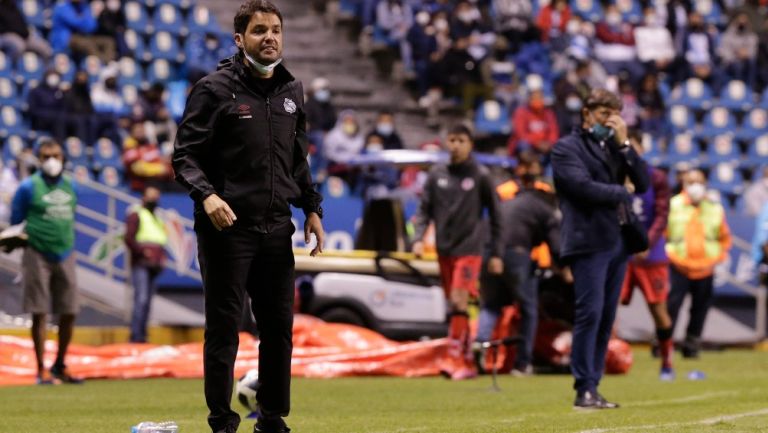 Nicolás Larcamón dirigiendo al Puebla