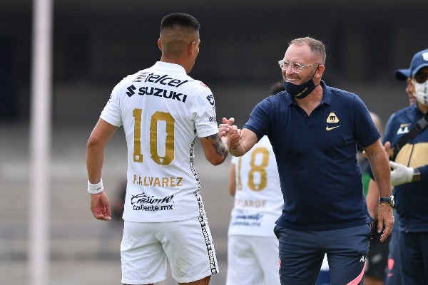 Andrés Lillini celebrando una anotación de Pumas 