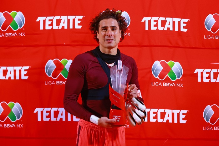 Ochoa es reconocido como el jugador del partido