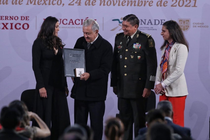 María del Rosario Espinoza siendo reconocida