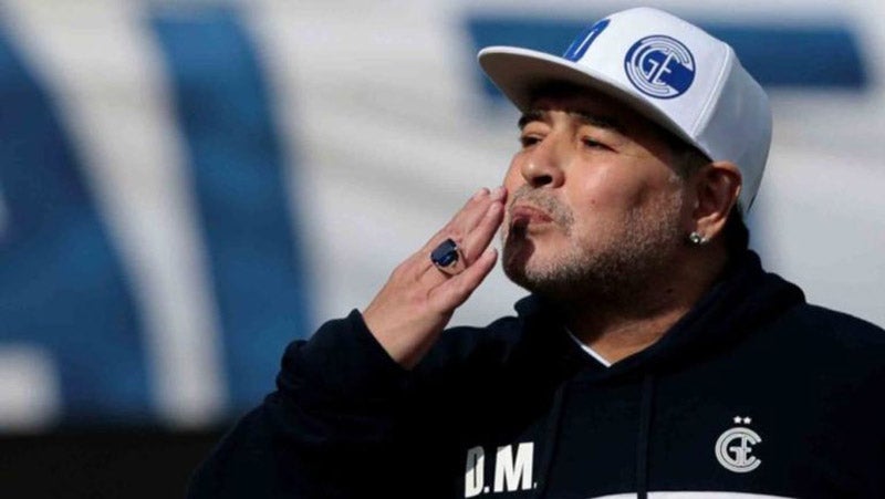 Diego Maradona saluda a la afición en Argentina 